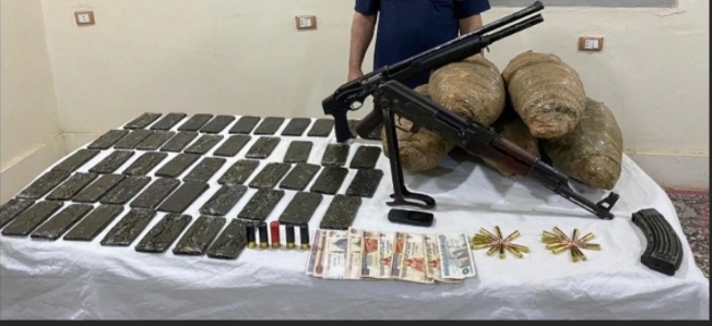 حبس عاطلين ضبطا وبحوزتهما سلاح ناري ومخدرات