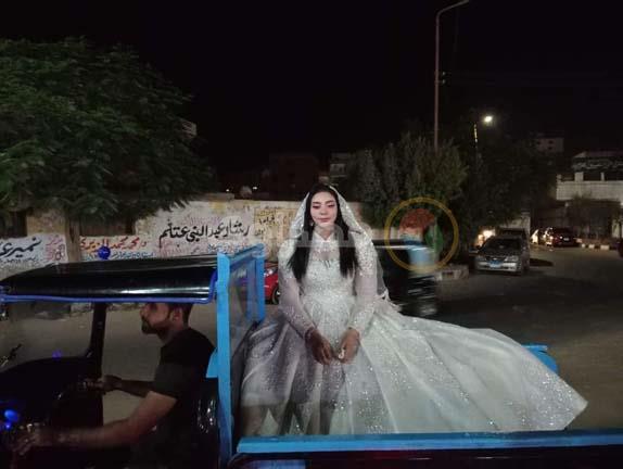 على تروسيكل.. عروس بلا عريس تثير الجدل في شوارع الغربية