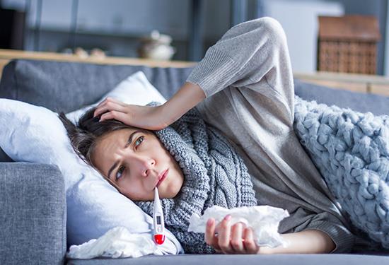 4 أعراض تشبه الأنفلونزا تنذرك بمرض قاتل