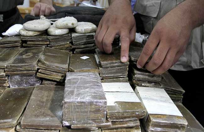 حبس عاطلين متهمين بالاتجار في المخدرات بأسيوط