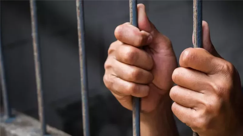 حبس عاطل سرق محتويات مخزن تابع لإحدى الشركات بـ15 مايو