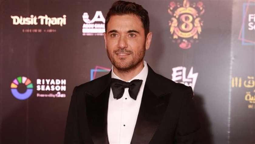 أحمد عز يُجري البروفة الأخيرة قبل عرض مسرحية ملك والشاطر غدا