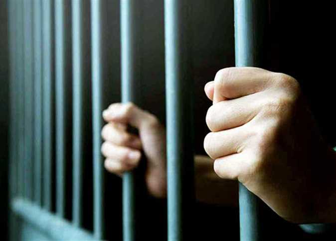 السجن 6 سنوات لعاطل بتهمة حيازة مخدرات وسلاح ناري في الطالبية