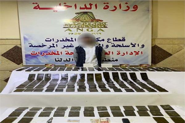 سقوط المتهم ببيع المخدرات «أون لاين» وبحوزته 200 طربة حشيش