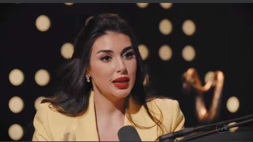 والد ياسمين صبري ينفي تصريحاتها عن معاناة الطفولة: كان عندها مربية فلبينية
