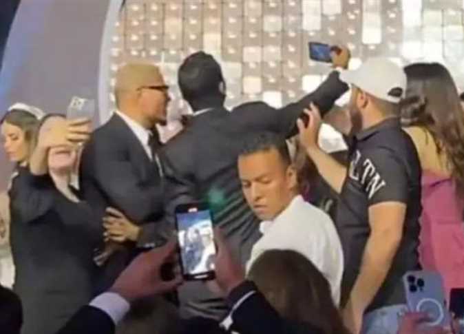 قرار جديد بشأن صاحب واقعة الصفع على يد عمرو دياب (تفاصيل)
