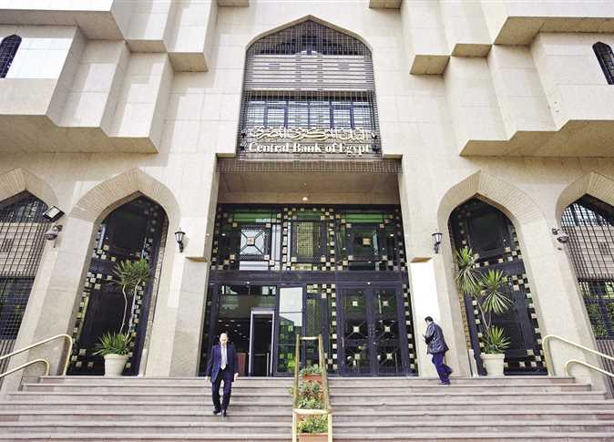 خبراء: قرار رفع الفائدة هدفه «مغازلة أصحاب الأموال الساخنة».. لكنه يؤثر على الاستثمار المباشر