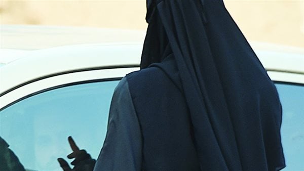 حقيقة الطبيبة المتسولة في شوارع السويس.. ونقابة الأطباء: لم نتلق شكاوى رسمية