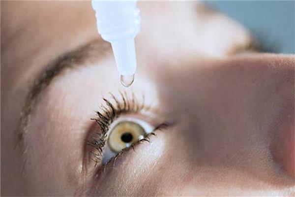 هل وضع قطرة العين تفسد الصيام؟.. الإفتاء توضح