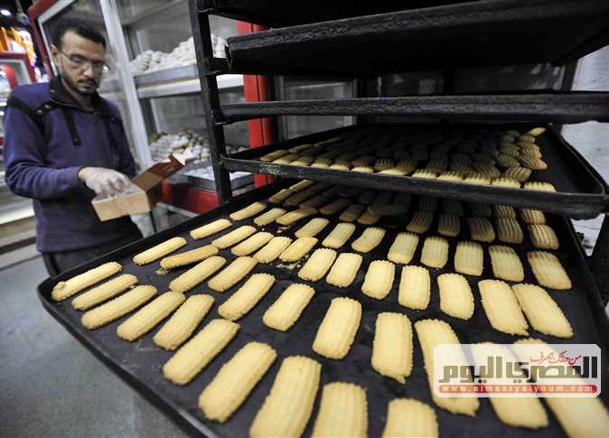 قنبلة سُكريات في جسمك.. 5 نصائح تحميك من مخاطر تناول الحلويات وكعك العيد
