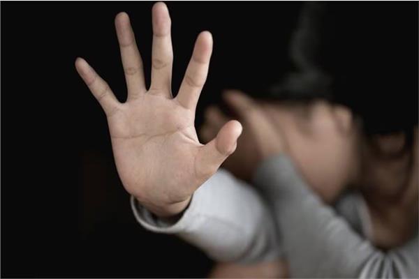 أفعال خادشة.. طالبة جامعية توثق لحظة تحرش موظف بها على طريق السويس