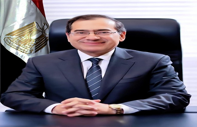 نحتاج للتكاتف والوقوف صفاً واحداً خلف القيادة السياسية.. رسالة الملا للعاملين في عيد البترول
