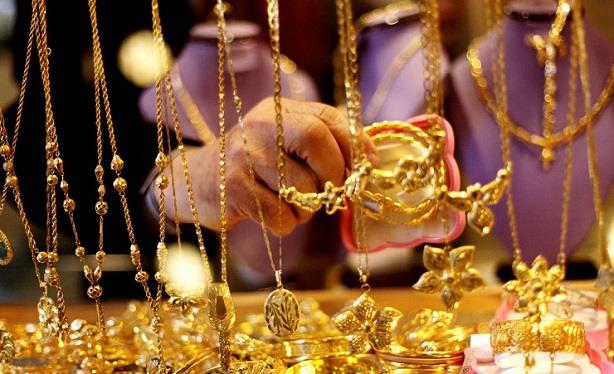 لماذا ارتفع سعر الذهب في مصر بعد هبوط الجرام 700 جنيه الأيام الماضية؟