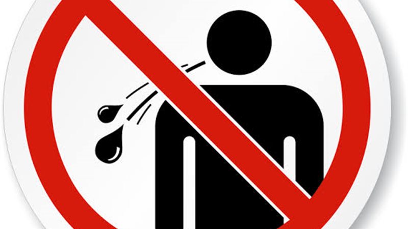 الصحة تحذر من البصق على الأرض: يسبب انتقال مرض خطير