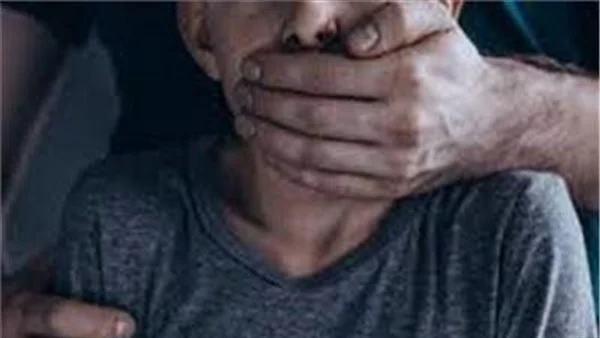 سائق مخمور يحاول هتك عرض صبي داخل سيارة بالهرم