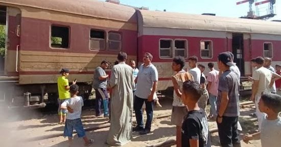 خروج قطار منوف - بنها عن القضبان بالقرب من محطة الباجور دون إصابات.. صور