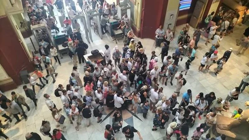 14 صور ترصد الإقبال الجماهيري على زيارة المتحف المصري بالتحرير