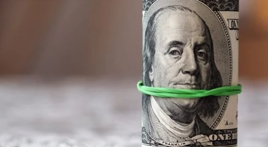 انهيار مفاجئ لسعر الدولار لأول مرة منذ شهور عالميًا.. وهذا ثمنه الآن بالبنوك