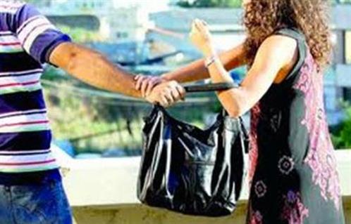 القبض على سائق لسرقة حقيبة أموال بأسلوب «المغافلة» بالدرب الأحمر