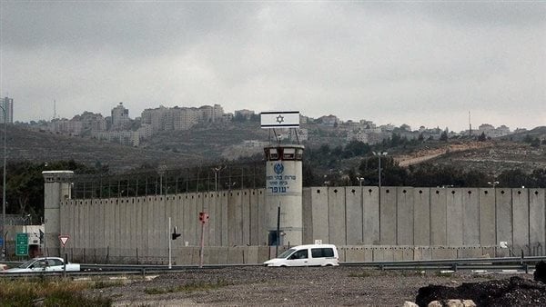 إعلام فلسطيني: الاحتلال يفرج عن 30 أسيرا بدون ملابس عند معتقل عوفر