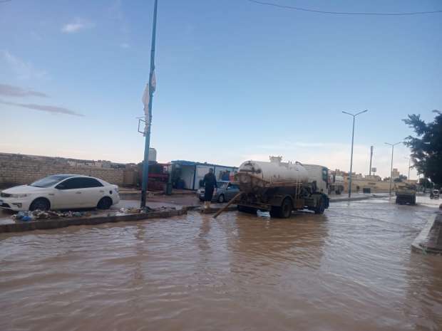 محافظ مطروح: الدفع بفرق التدخل السريع لرفع تراكمات المياه من الشوارع