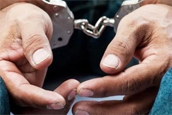 ضبط المتهمين بسرقة أغطية البلوعات ببدر