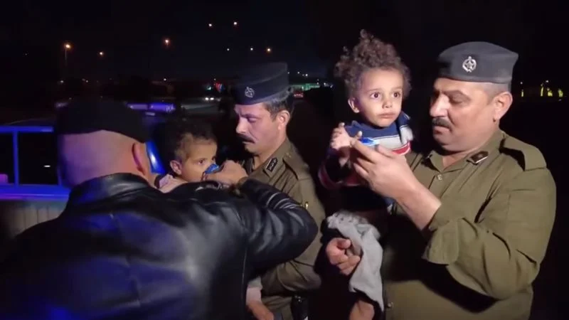 الأم الجاحدة، حبست طفليها في قفص والشرطة أنقذتهما بعد 3 أسابيع (فيديو)