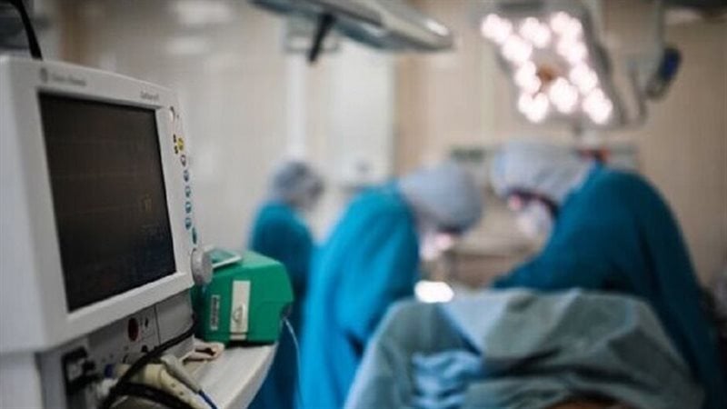 ابتلعه منذ 6 سنوات، فريق طبي ينجح في استخراج طقم أسنان من معدة مريض