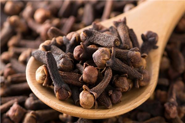 زيت القرنفل لألم الأسنان.. حل طبيعي لا غنى عنه