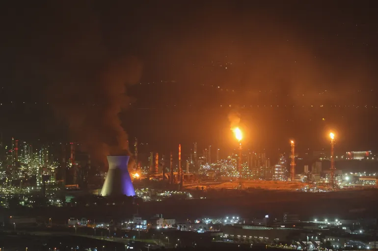 فيديو يُظهر تدمير محطة كهرباء حيفا بصاروخ إيراني