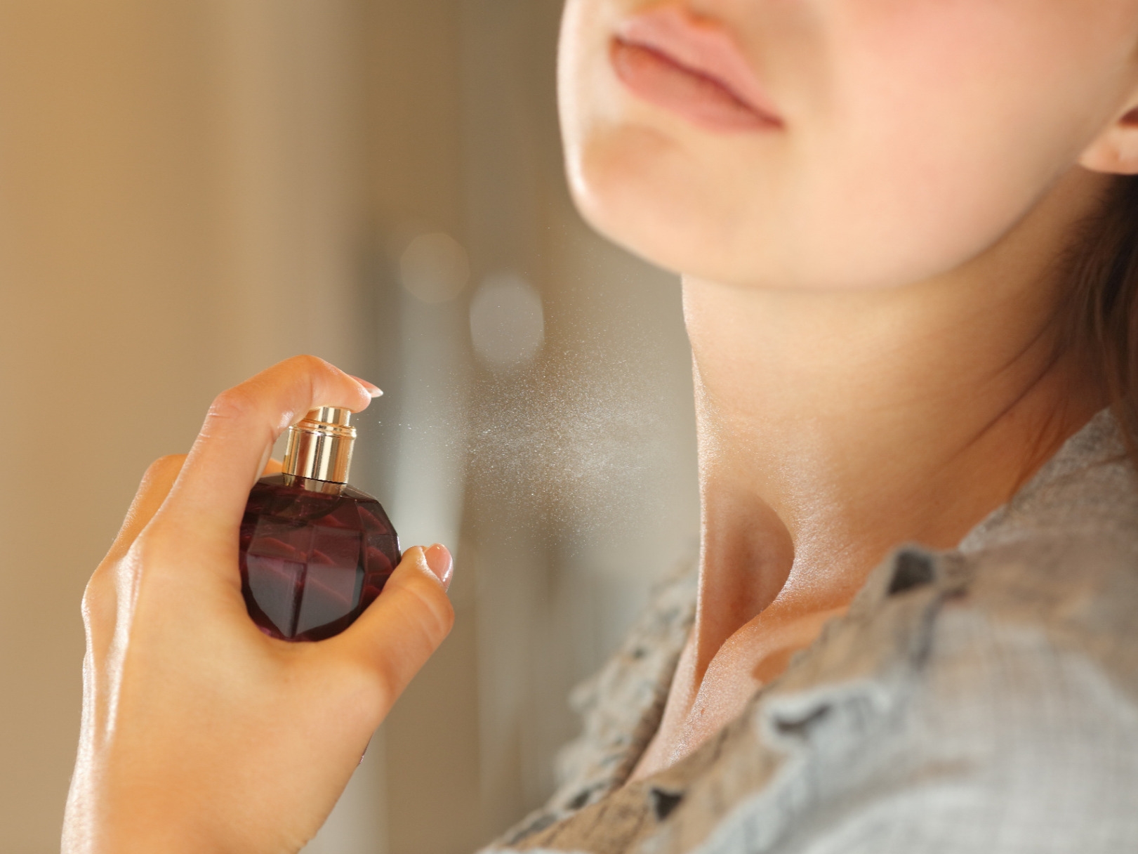 رش العطر على الرقبة يؤثر في الغدة الدرقية