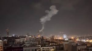 فيديو يُظهر قصف مقر المخابرات العسكرية الإسرائيلية بصواريخ إيرانية