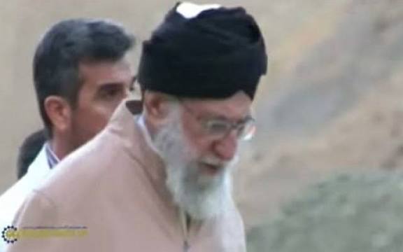 مقطع يُظهر علي خامنئي مختبئًا في الصحراء الكبرى بعد شائعات وفاته