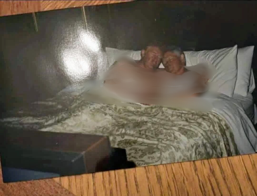 صورة حميمة تجمع دونالد ترامب وبيل كلينتون من ملفات إبستين