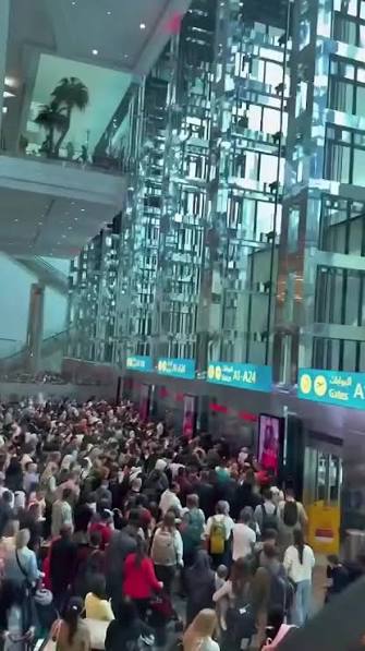 فيديو يوثق ازدحام في مطار دبي بعد هجوم إيراني