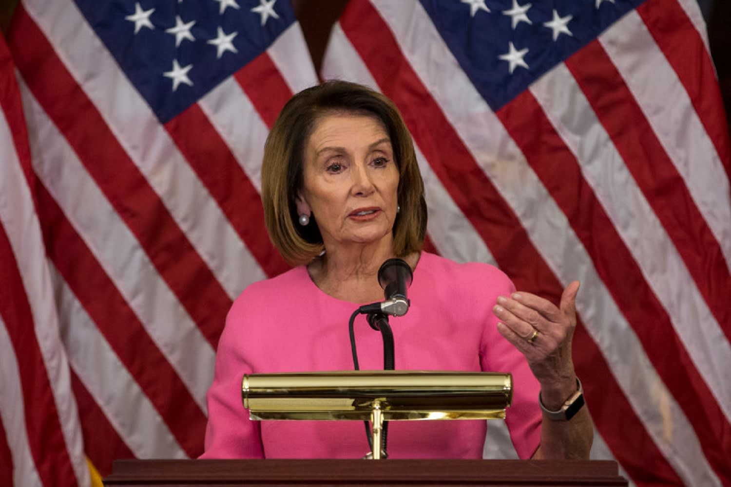 فيديو يُظهر رئيسة مجلس الشيوخ الأمريكي السابقة توقع مذكرة عزل ترامب