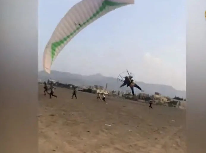 فيديو يُظهر أسر جندي أمريكي بعد هبوطه بالمظلة