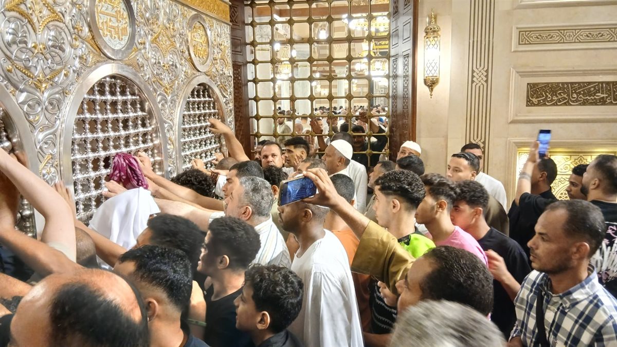 بعد خطبة عيد الفطر..توافد  المصريين إلى مقام الحسين والسيدة زينب دون مناسبة