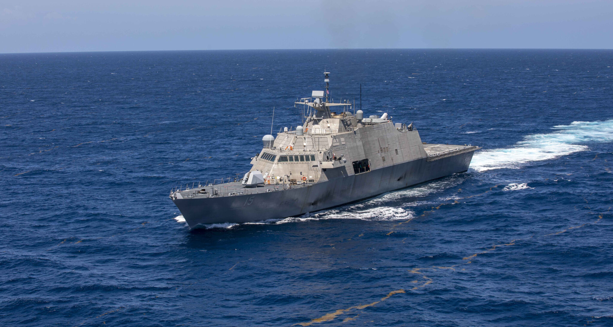 فيديو يُظهر استهداف سفينة أمريكية بضربة صاروخية