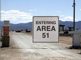 ترامب يرافق كائن فضائي في المنطقة 51 الأمريكية المحظورة