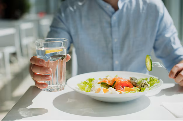 شرب المياه أثناء تناول الطعام يؤثر على الهضم ويزيد الوزن